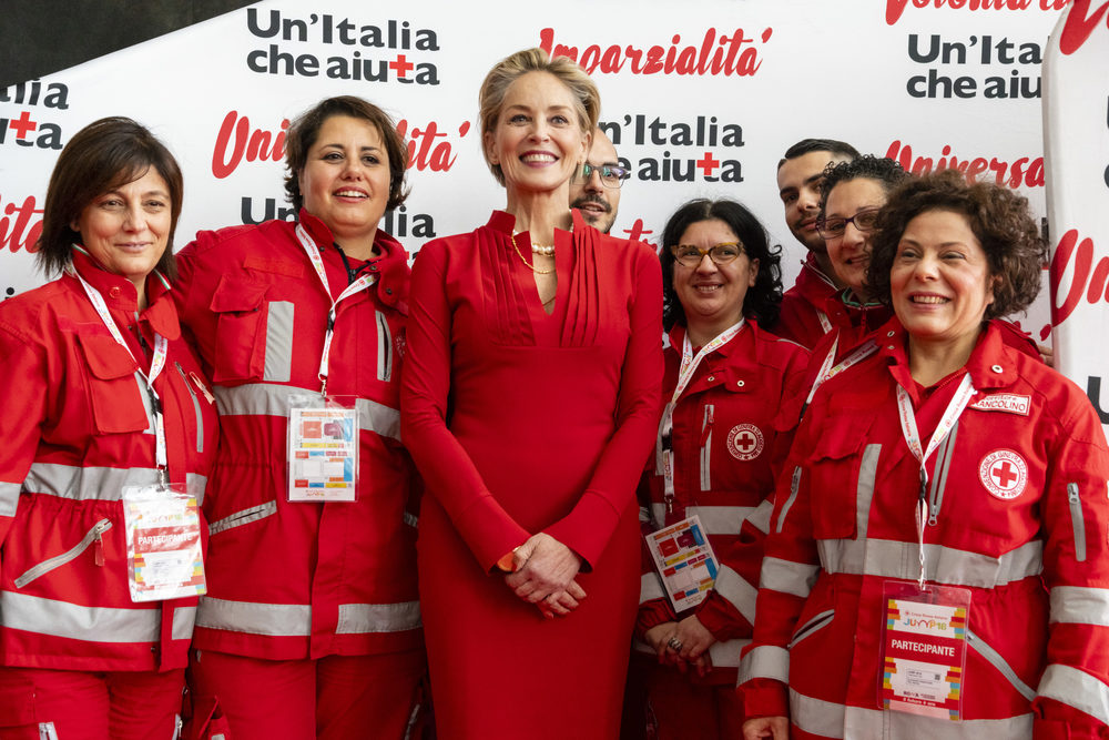 Sharon Stone, Medaglia d'Oro della Croce Rossa Italiana, chiude Jump 2018  - Croce Rossa Italiana Varese